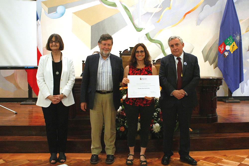 La Vicerrectora de Asuntos Académicos, Rosa Devés; el Director del INAP, Hugo Frühling; la profesora Claudia Heiss; y el Rector Ennio Vivaldi.