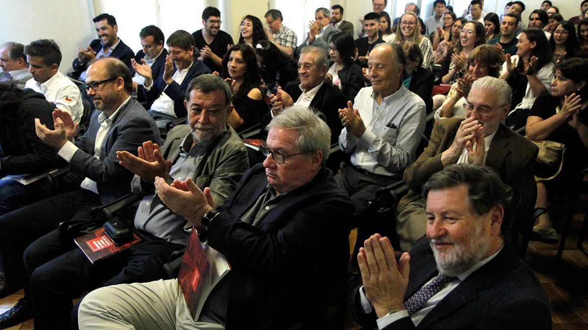 El volumen escrito por Sergio Galilea, profesor del Instituto de Asuntos Públicos, propone medidas para evitar estos siniestros.