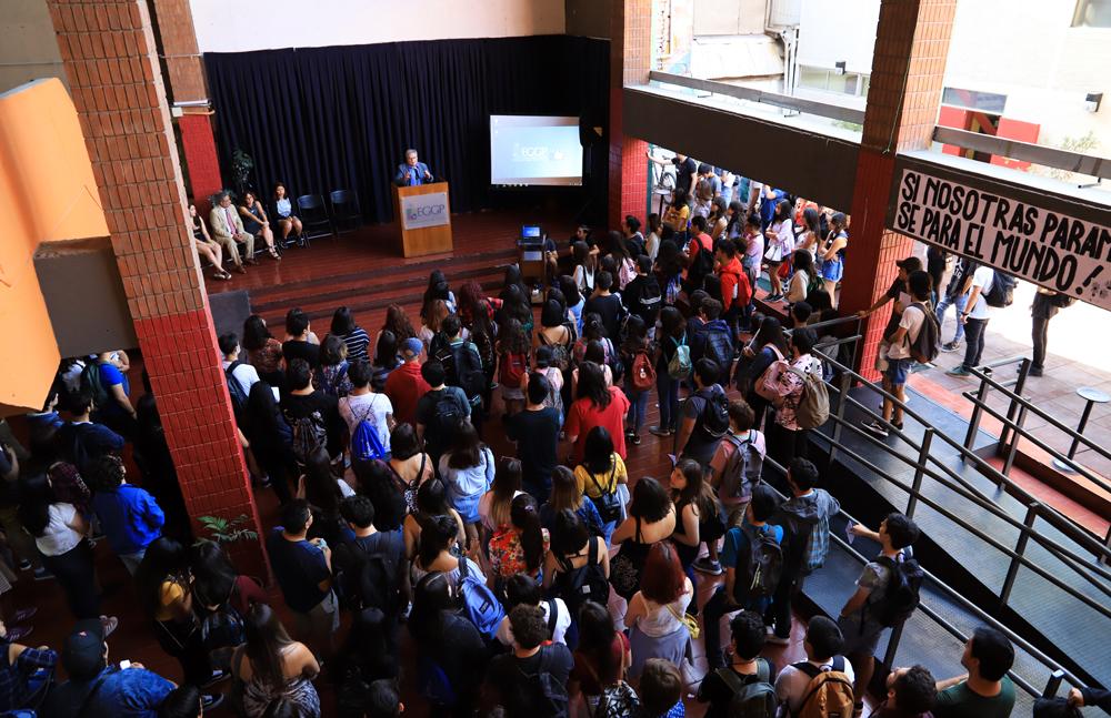 Las autoridades saludaron a los nuevos alumnos.