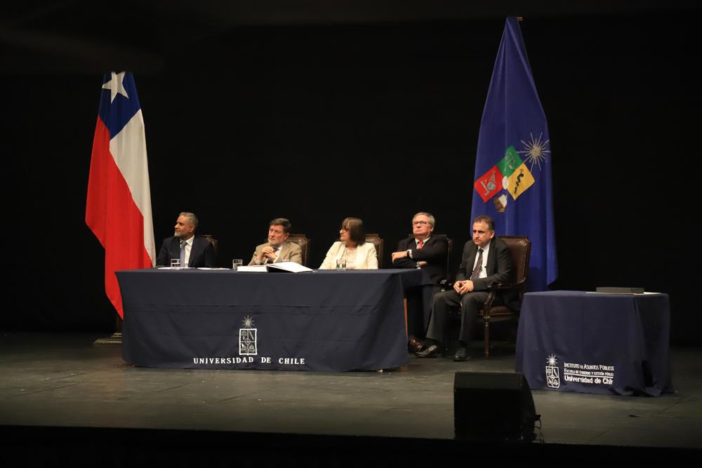 Presidieron la ceremonia el Director de la Escuela de Gobierno, el Director del INAP, la Vicerrectora de Asuntos Académicos, el Subdirector del INAP y el Prorrector de la Universidad de Chile.