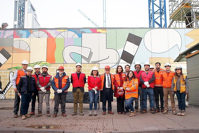 Las paredes del exterior de la construcción fueron diseñadas por el artista Vasco Basko, del Colectivo Otra Ciudad, con el objetivo de armonizar el entorno exterior a la obra.