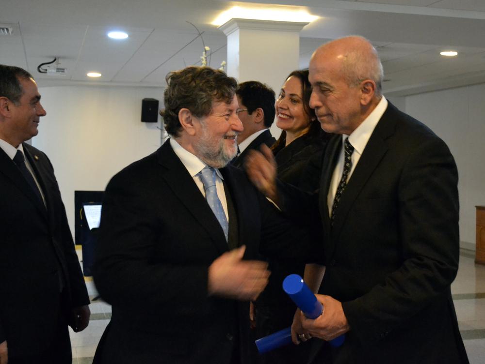 El Director del INAP, Hugo Frühling, participó en la entrega de los diplomas.