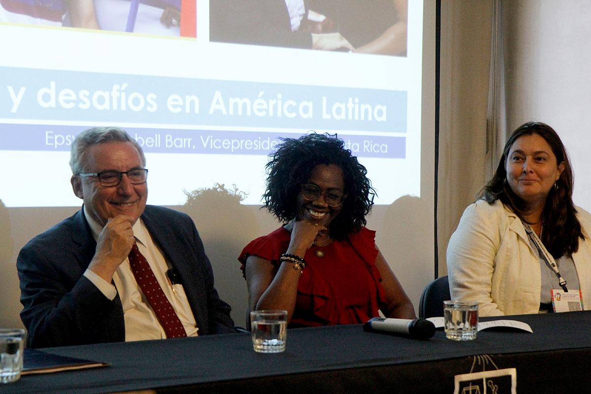 La conferencia formó parte de una breve visita de la Vicepresidenta Campbell a Chile.