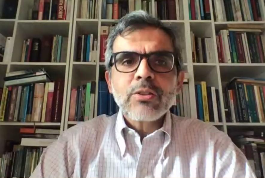 El profesor Luis Cordero explicó cómo en la tradición constitucional chilena, el rol de la Contraloría era ser "un cuarto poder".