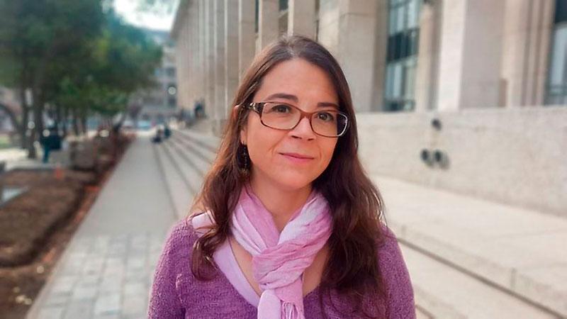 "El que nos estemos enfrentando a una nueva ola con números en ascenso y UCIs llenas en todo el país porque se aliviaron estas medidas", advierte Claudia Cortés, académica de la Facultad de Medicina.