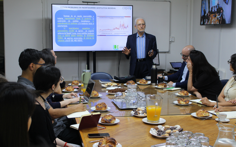 La conferencia dio paso a un fructífero diálogo entre el expositor y los asistentes, quienes coincidieron en la importancia de defender el multilateralismo y la cooperación regional.