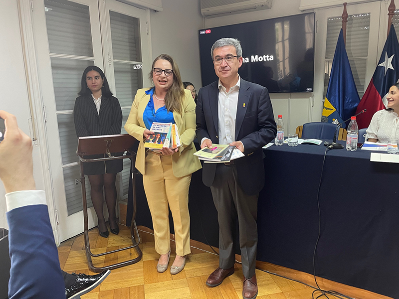 El Subdirector del IEI, prof. Ricardo Gamboa, y la Embajadora de Honduras en Chile, Linda Redondo, realizan intercambio de regalos.