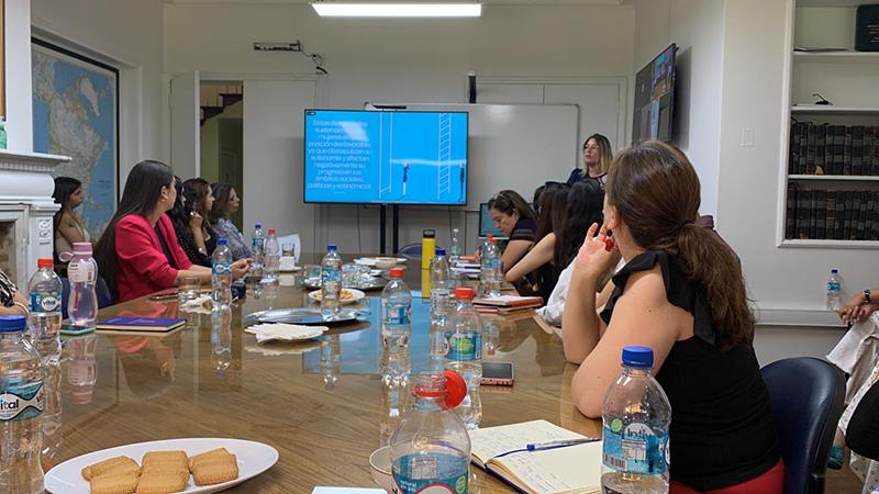 Alumnas y ex alumnas del IEI expusieron su visión en torno a la igualdad de género y a la política exterior feminista.