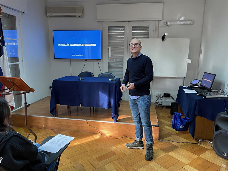 El prof. Rojas de Garraleta fue un gran apoyo para las organizadoras de la Escuelita de Invierno.