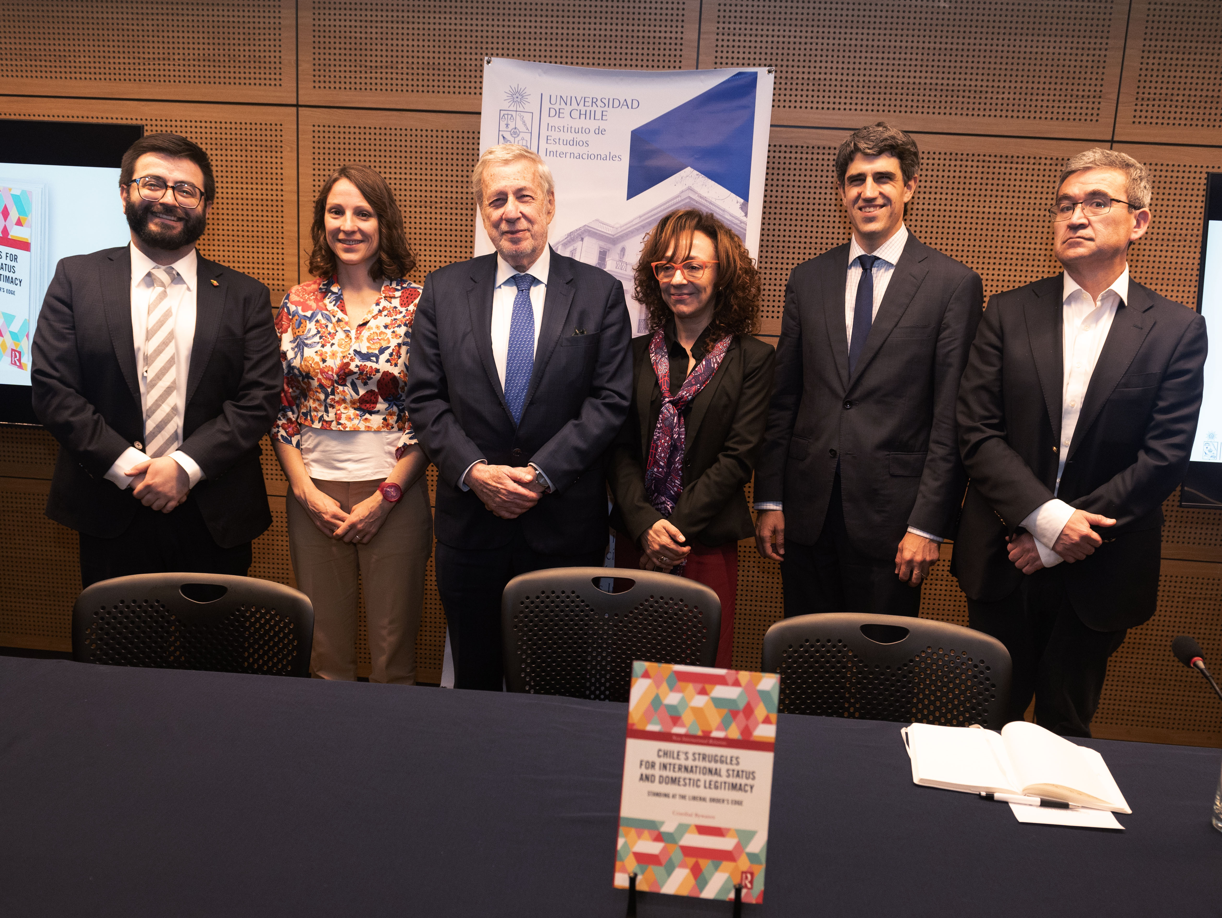 Prof. Cristóbal Bywaters, prof. Nicole Jenne, el Ministro Alberto van Klaveren, prof. María José Henríquez, prof. Tom Long, y el Director (s) del IEI, prof. Ricardo Gamboa.