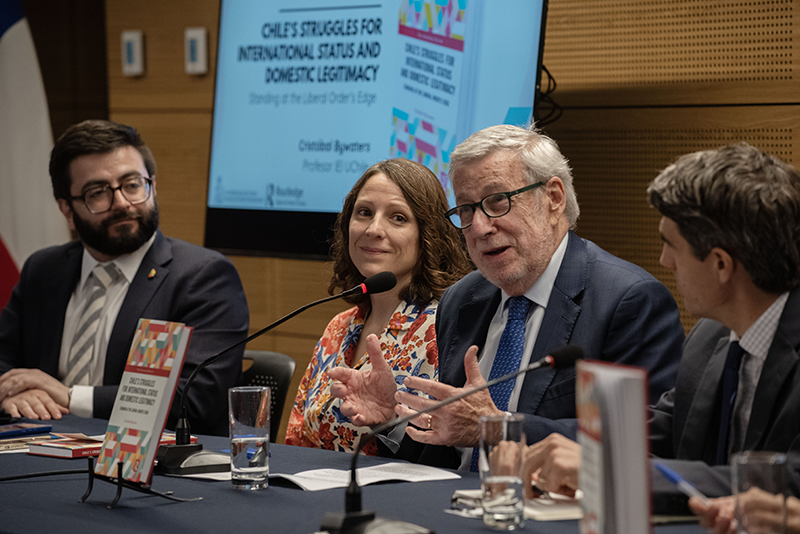 El Ministro de Relaciones Exteriores, Alberto van Klaveren, tuvo palabras de elogio para el autor del libro y para el contenido de la misma.