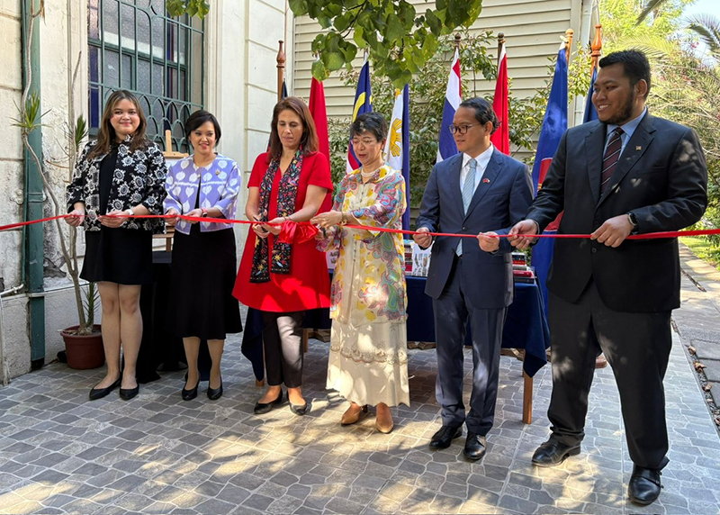 La Tercera Secretaria de la Embajada de Indonesia, Rizkita Murwani; la Excma. Embajadora de Tailandia, Vimolbajra Ruksakiat; la Directora del IEI, prof. Dorotea López Giral; la Excma. Embajadora de Filipinas y Chair del Comité ASEAN Chile, Celeste Vinzon-Balatbat, el Excmo. Embajador de Vietnam, Nguyen Viet Cuong, y el Encargado de Negocios de la Embajada de Malasia, Abang Abdul Rasyid Abang Yusop, participaron en el corte de cinta para la inauguración del “Book Corner” de ASEAN en el Instituto.