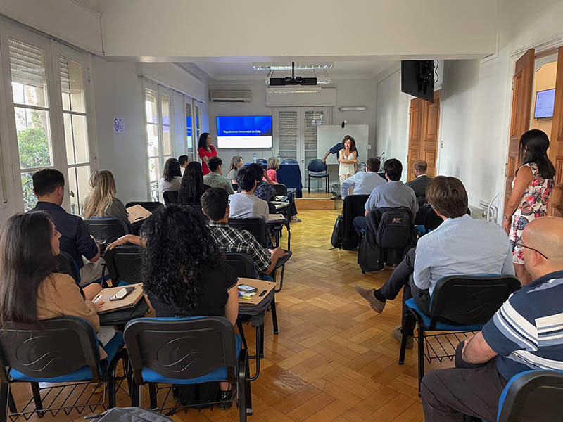 Los estudiantes fueron recibidos por la Directora del IEI y la Directora de la Escuela de Postgrado.