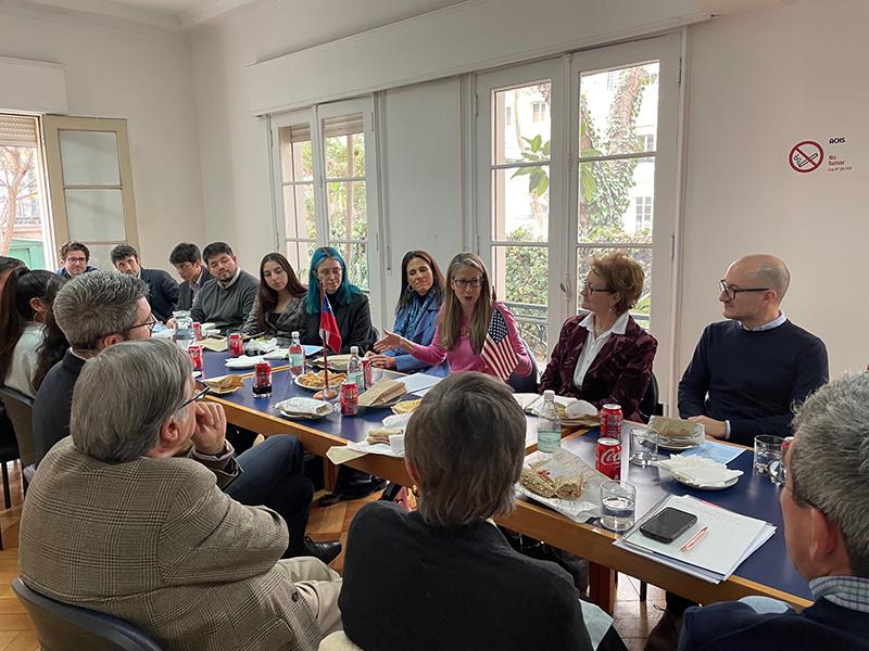 Al concluir el encuentro, los alumnos destacaron la sencillez, cercanía y afabilidad de la Embajadora estadounidense.