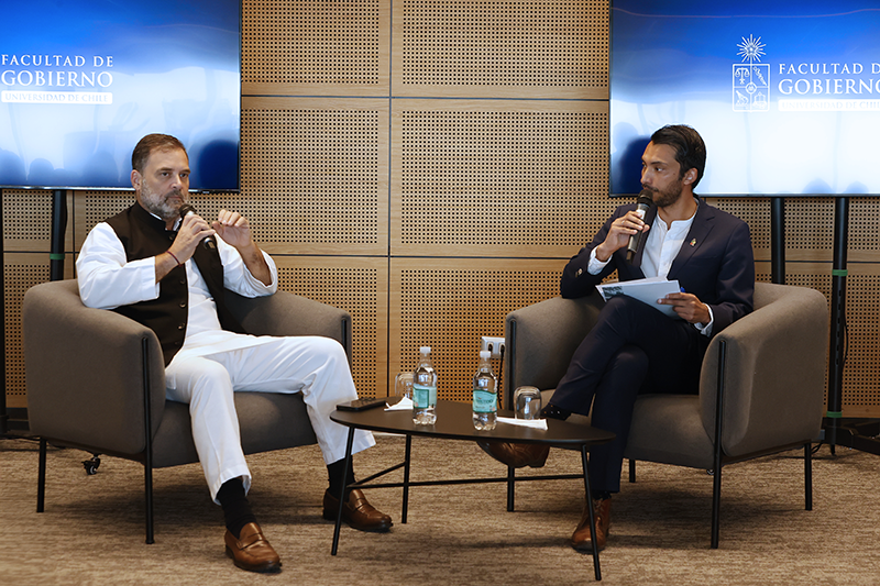 El miembro del Parlamento Indio, Rahul Ghandi, durante su presentación -guiada por el Coordinar del Programa de Estudios sobre Asia del IEI, prof. Andrés Bóquez- reconoció que su país se ha enfocado demasiado en Estados Unidos y Europa, por lo que ahora es tiempo de fortalecer los lazos con América Latina, con quien enfrentan desafíos similares e intereses económicos comunes.