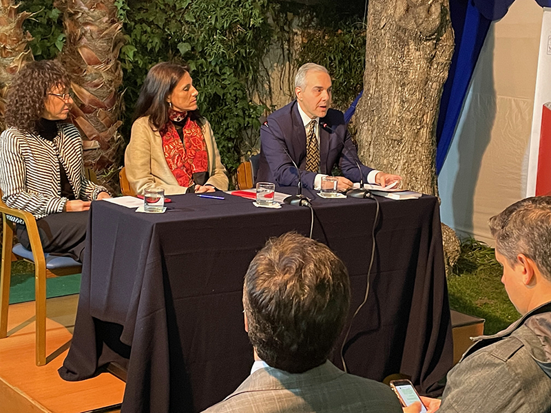 La ceremonia fue presidida por la Directora del IEI, prof. Dorotea López, quien estuvo acompañada en la testera por la Directora de la Escuela de Postgrado, prof. María José Henríquez, y el invitado de honor, el Embajador de Brasil, Paulo Roberto Soares Pacheco.