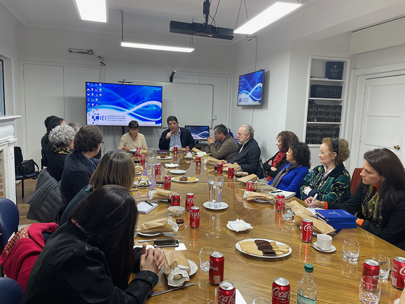 El prof. Mansuy se reunió con académicos y alumnos del IEI.