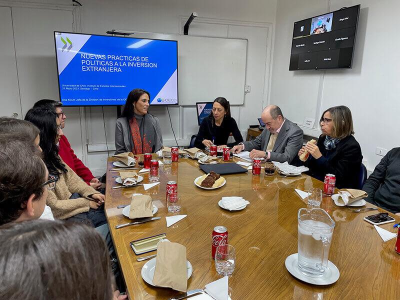 Ana Novik fue presentada por la Directora del IEI, prof. Dorotea López Giral y su conferencia fue comentada por el académico del Instituto, Alejandro Jara.