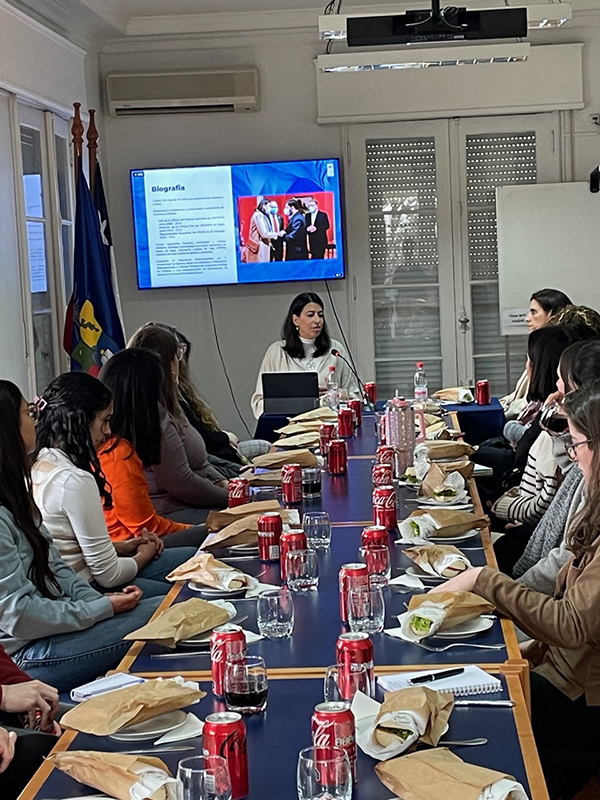 Georgiana Braga-Orillard sostuvo una distendida conversación con estudiantes del IEI y público general. 