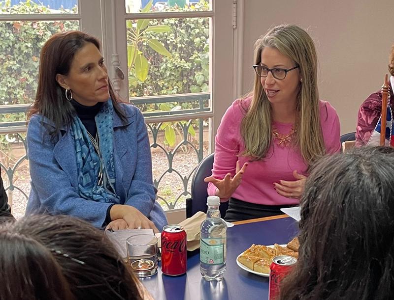 En el IEI, la Embajadora Bernadette Meehan fue recibida por su Directora, prof. Dorotea López Giral.