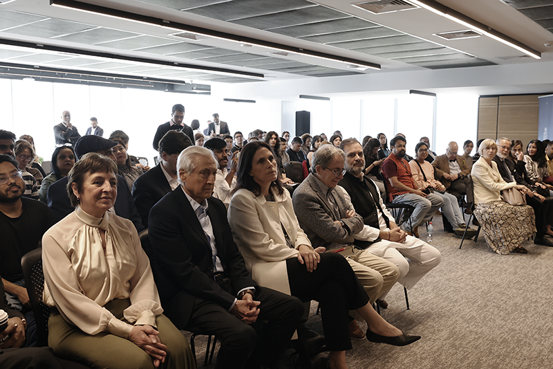 Prof. Alicia Salomone, Directora de Relaciones Internacionales de la Universidad de Chile; Heraldo Muñoz, ex Ministro de Relaciones Exteriores, diplomático y político, especialista en relaciones internacionales; prof. Dorotea López Giral, Directora del Instituto de Estudios Internacionales; prof. Leonardo Letelier Saavedra, Decano de la Facultad de Gobierno, y Rahul Ghandi, líder opositor en el Lok Sabha (Cámara Baja del Parlamento indio).