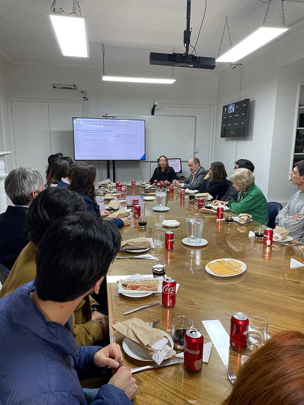 Gran concurrencia de alumnos y profesores suscitó la presentación de la jefa de la División de Inversiones de la OECD.