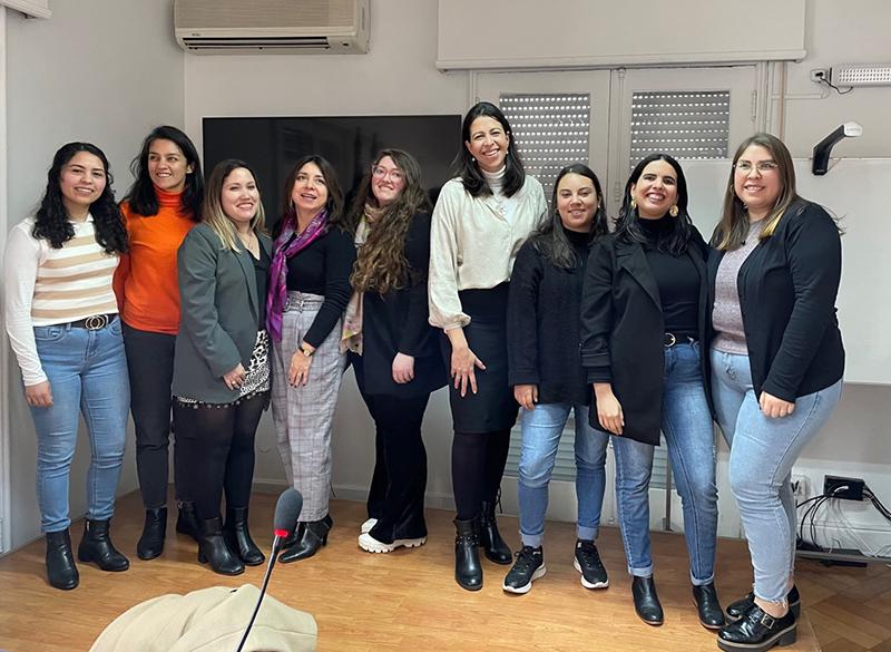 Alumnas del recién concluido Diploma de Postitulo “Mujer y Políticas Públicas Globales”, posan con la Representante Residente de PNUD en Chile.