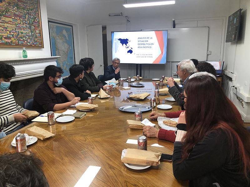 Gran interés entre académicos y alumnos despertó la charla del prof. Kwo-wei KUNG.