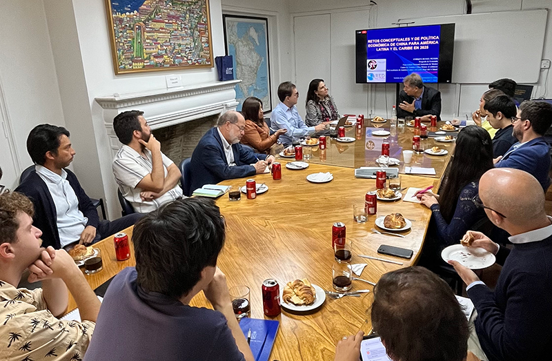 Tanto académicos como alumnos del IEI participaron de la conferencia que el académico ofreció el lunes en el Instituto