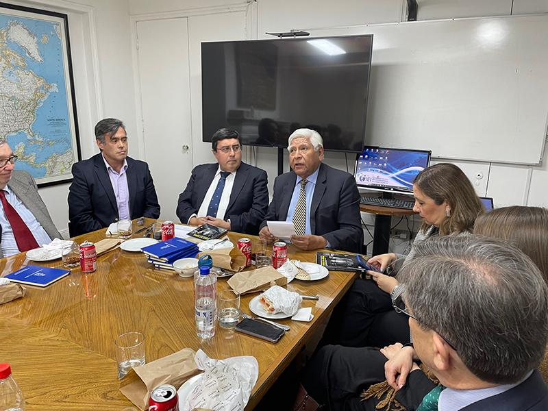 El autor, prof. Gilberto Aranda, junto con los comentaristas, Alejandro San Francisco y Gabriel Gaspar.
