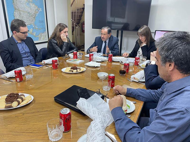 El prof. Casanueva se reunió con académicos y estudiantes del IEI.