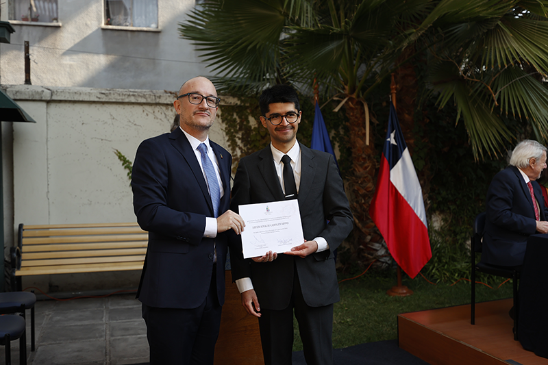 De manos del Jefe de Carrera, prof. Federico Rojas de Galarreta, Javier recibió con gran orgullo y emoción el premio que lleva el nombre de quien fuera su compañera de carrera, Consuelo Zambra.