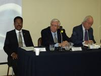 Embajador Debraj Pradhan, profesor Walter Sánchez y ex Embajador Jorge Heine. 