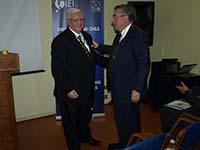 El Director del IEI, profesor Walter Sánchez, recibe la Medalla Andrés Bello de manos del Rector de la Universidad de Chile, Doctor Ennio Vivaldi.