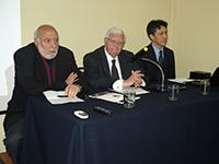 Prof. Eugenio Chahuán, Director de Extensión de la Facultad de Filosofía y Humanidades; Prof. Walter Sánchez González, Director del IEI, y el Consejero Cultural de la Embajada de China, He Yong.