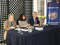 El historiador Joaquín Fermandois, la profesora María José Henríquez y el Embajador Alberto van Klaveren.