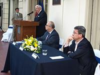 El Excmo. Embajador Georges Lamazière junto al Director de la Escuela de Graduados, prof. Ricardo Gamboa, escuchan las palabras del Director del IEI, prof. Walter Sánchez G.