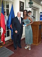Rose Hérode recibe su obsequio y felicitaciones de parte del Director del IEI.