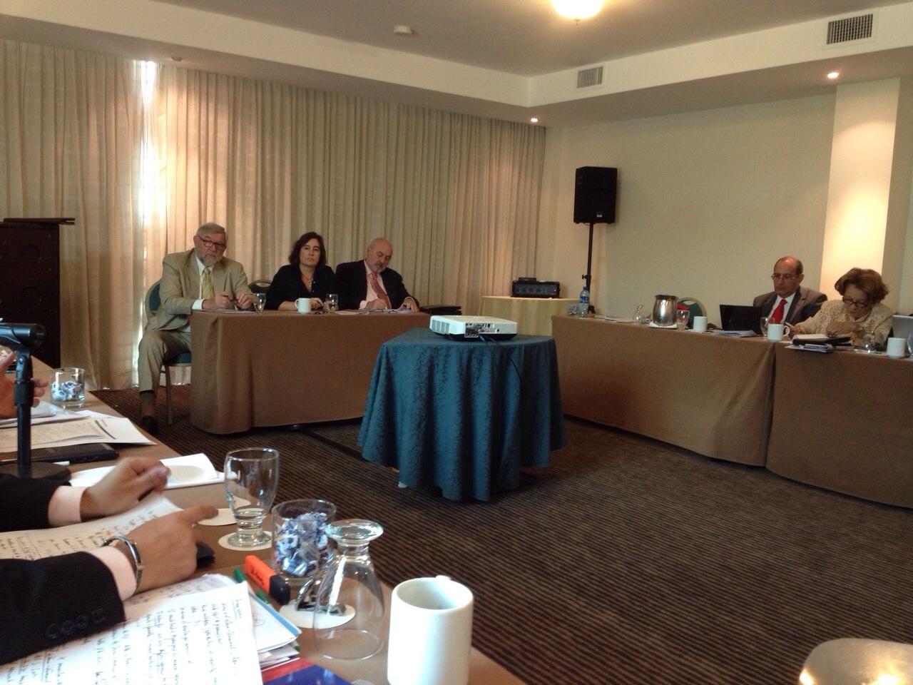 Andrés Serbin (Presidente CRIES, Argentina); Elsa Llenderrozas (UBA, Argentina); y Wolf Wolf Grabendorff (UASB, Ecuador), integrantes del primer panel de la jornada.