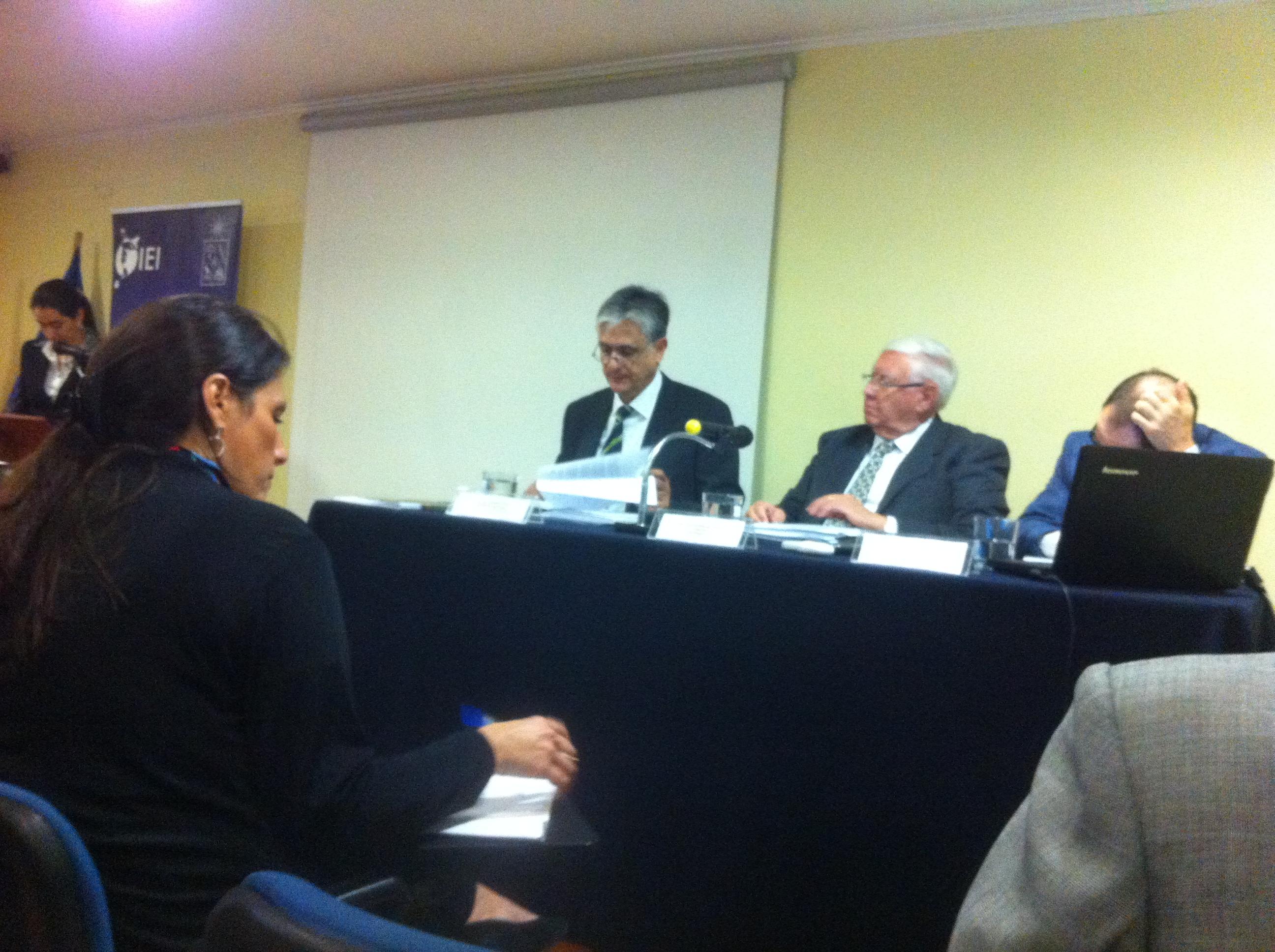 Antonio Molpeceres, Coordinador Residente del Sistema de Naciones Unidas en Chile; Prof. Walter Sánchez, Director del IEI; José Gabriel Porcile, Oficial de Asuntos Económicos CEPAL.