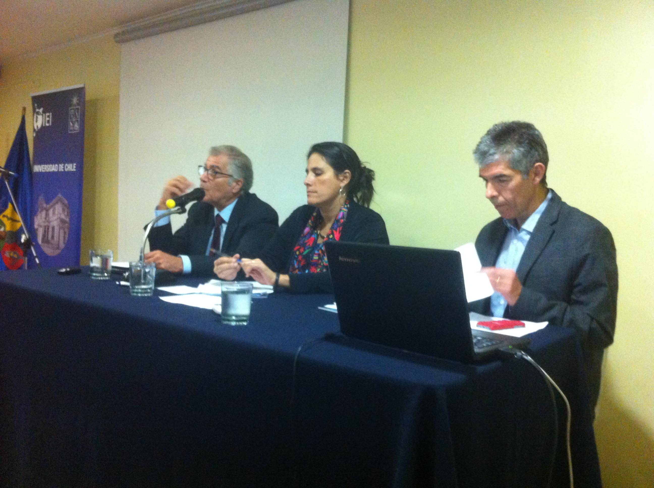 Prof. Francisco Prieto, académico cátedra OMC - IEI; Prof. Dorotea López, Coordinadora Académica IEI; Osvaldo Larrañaga, Coordinador del Área de Equidad PNUD.