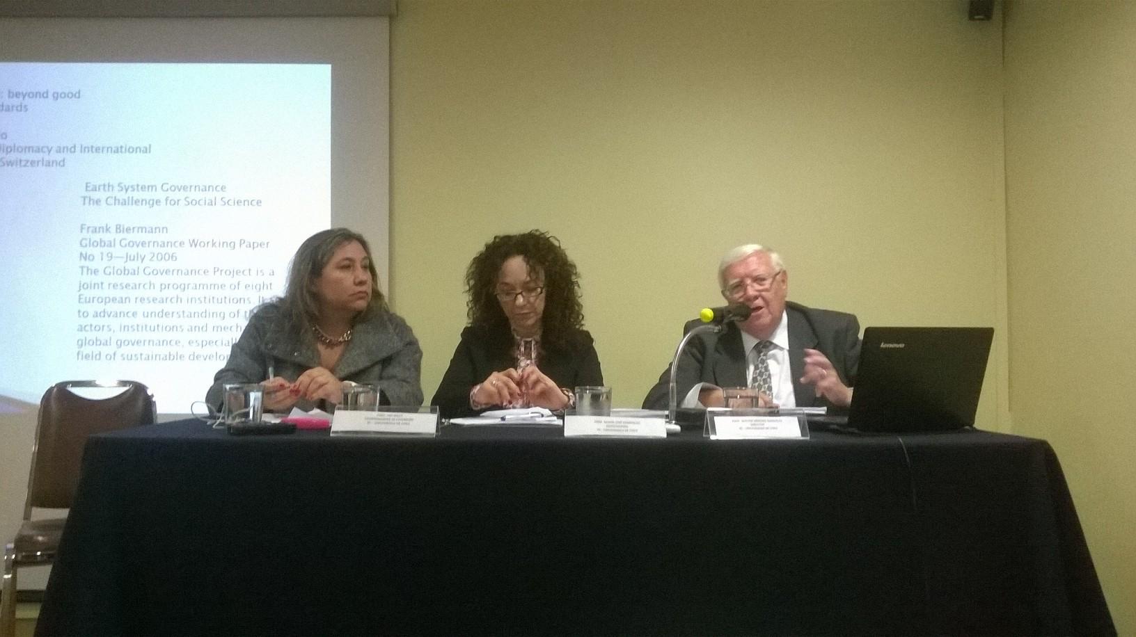 Prof. Paz Milet, Coordinadora de Extensión IEI; Director IEI, Prof. María José Henríquez, académica IEI y moderadora del panel, junto al Prof. Walter Sánchez.