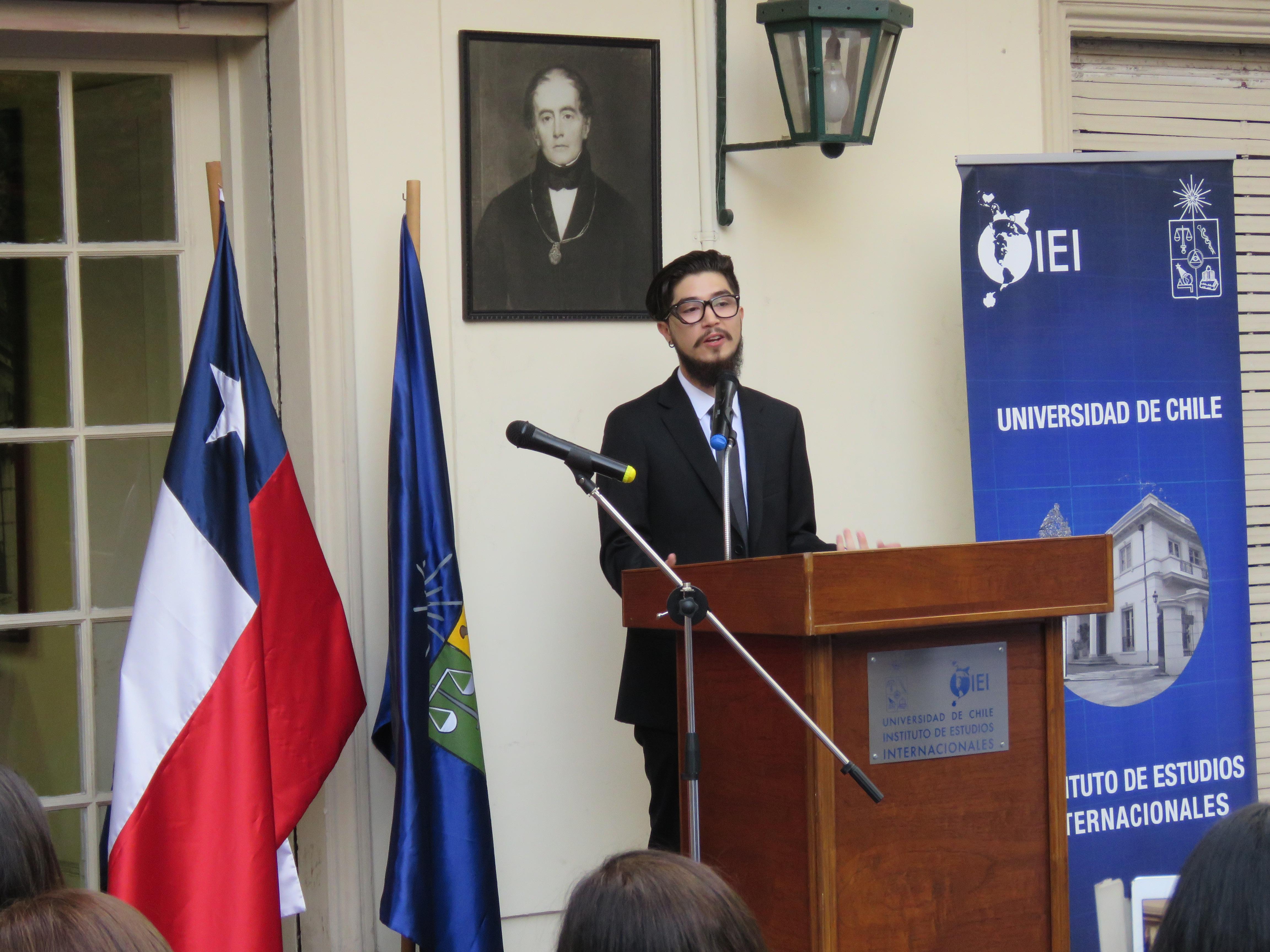 Adolfo Ramírez (MEI) realiza discurso a nombre de los egresados.
