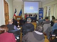 La periodista Sofía Brinck; el moderador y académico del CEA, profesor Kamal Cumsille, y el Magíster en Ciencias Políticas de la Universidad Arcis, Nicolás Chadud.