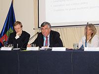 László Gere, analista de la Fundación Pallas Athéné Domus Mentis; prof. José Morandé, Director del IEI, y Lilla Sarolta Balogh, doctoranda de la Universidad de Pécs.