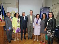 También asistió a la presentación de este libro, el hijo del fallecido profesor Alberto Rioseco (al centro, junto a la profesora Vittini).