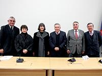 Director de Pregrado, Ulises Cárcamo; Decana Mª Eugenia Góngora, Vicerrectora Rosa Devés, Rector Ennio Vivaldi, Ministro (S) de RR.EE., Edgardo Riveros; Director IEI, José Morandé. 