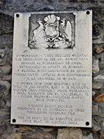 Placa conmemorativa de Chile en el pueblo de Skrip.