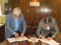 Juan Pablo Cárdenas, Director de la Radio Universidad de Chile, junto al prof. José Morandé, Director del IEI.