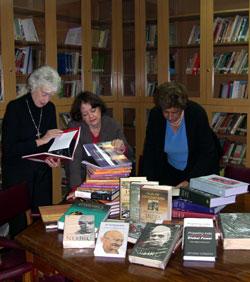 Los libros donados fueron recibidos en la biblioteca del IEI